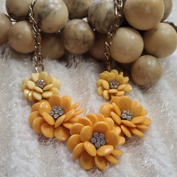 Vintage Jewelry - Stunning Necklace Yellow Marigold Petals Ombre Vintage Faceted Beads Crystals